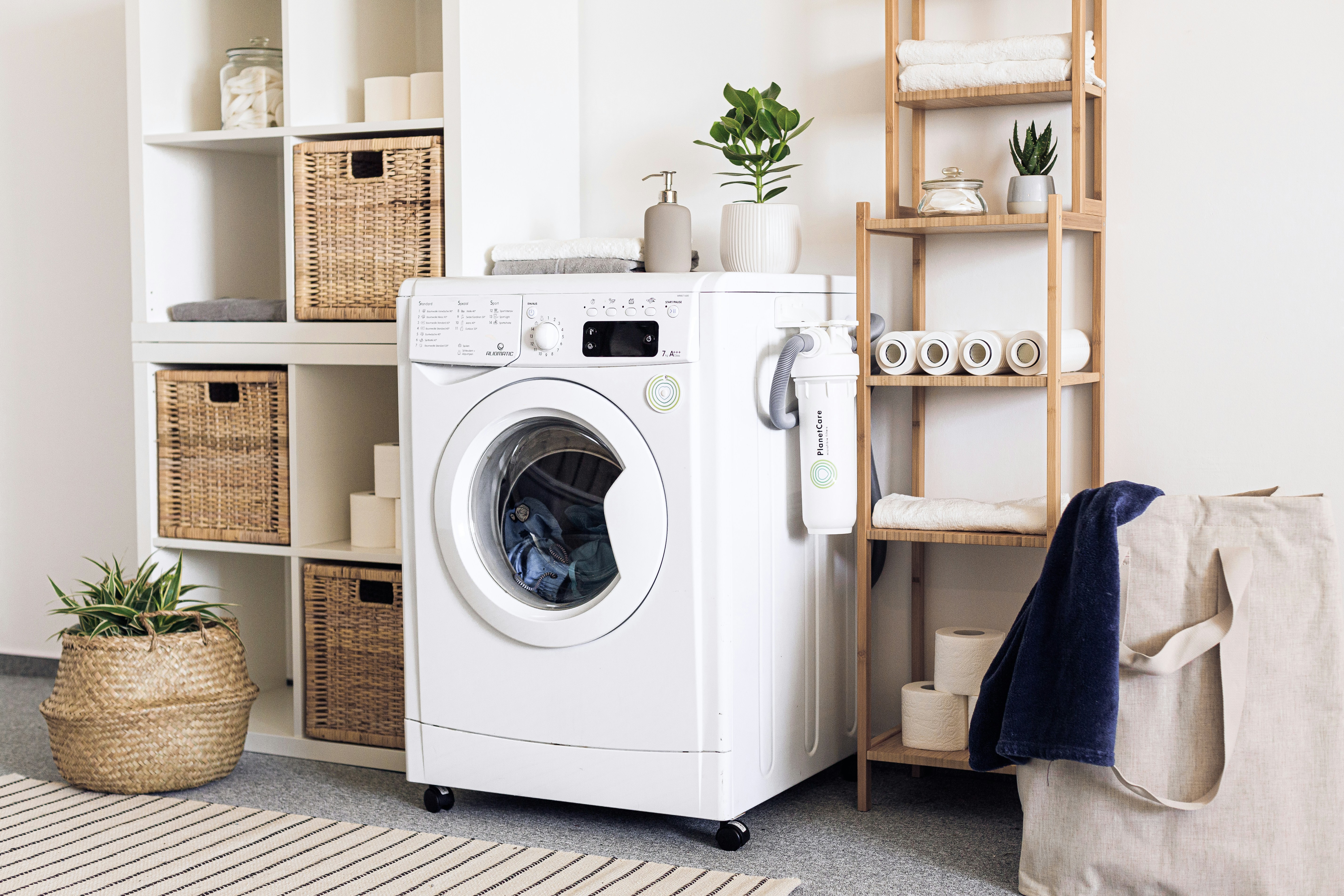 COMBINING LAUNDRY WASHES IN A WEEK SAVES WATER, ENERGY AND DETERGENTS.